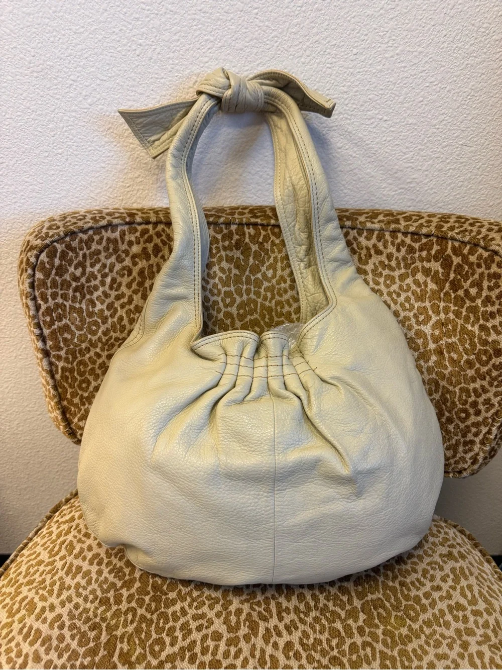 💯Auth! MARC JACOBS Cream/Beige Leather Knotted Shoulder Hobo Bag w Flower Appl.